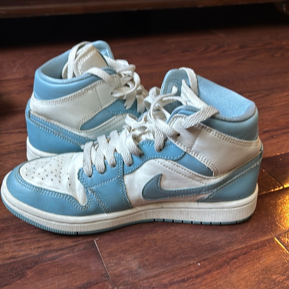 Jordan 1 mid unc size 6.5 woman